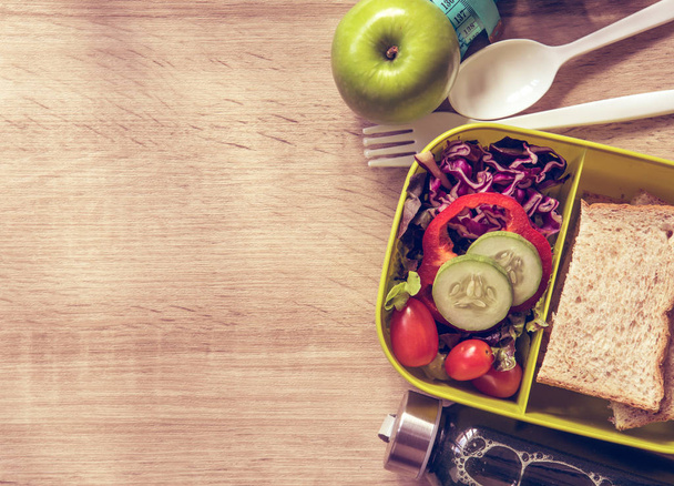 De gezonde Lunchbox met graan brood en groene groente en f - Foto, afbeelding