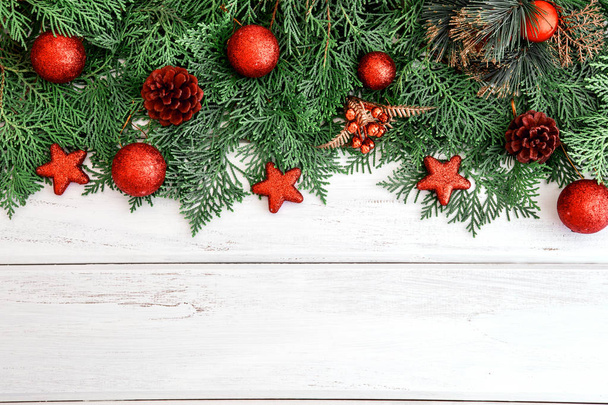 a folha de pinheiro com estrela vermelha e decoração de bola de Natal em um w
 - Foto, Imagem