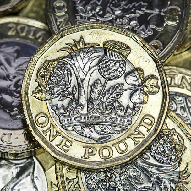 Κοντινό πλάνο της ένα νέο κέρμα μία λίρα ΗΒ σε μορφή πλατεία - βρετανικό νόμισμα - Φωτογραφία, εικόνα