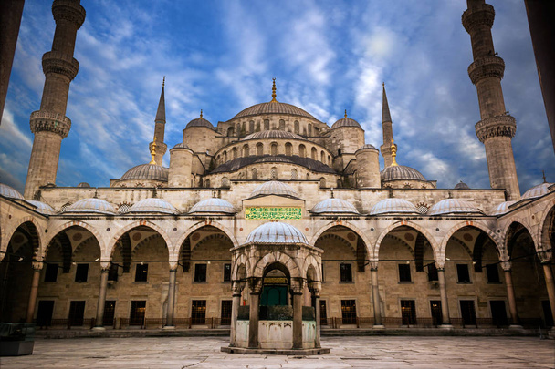 イスタンブールトルコのブルーモスクスルタンアフメット、青空のスルタン・アーメド・モスク - 写真・画像