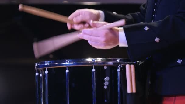 Drum performer toca el muslo en el escenario
 - Metraje, vídeo