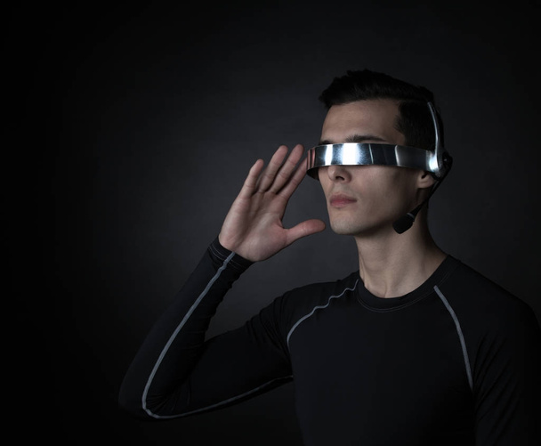 Hombre usando gafas VR futuristas - Foto, imagen