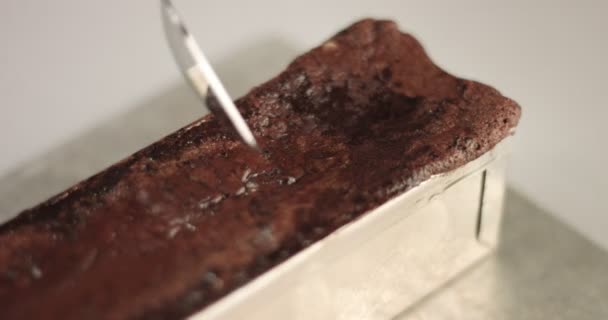 Zbierając mus czekoladowy z łyżką - Materiał filmowy, wideo