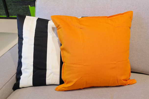 Δύο διακοσμητικό μαξιλάρι σε άνετο καναπέ - Φωτογραφία, εικόνα