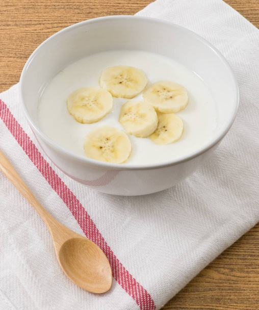 Bol de yaourt maison à la banane biologique
 - Photo, image