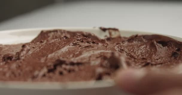 Serveren van chocolade mousse - Video