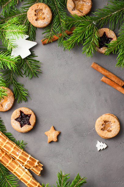灰色のコンクリート背景クリスマス ツリーに上ジンジャー自家製クッキーとイチゴのジャムします。コピー スペースを表示します。フラット横たわっていた、トップ ビュー。クリスマスのボーダー - バナー.  - 写真・画像