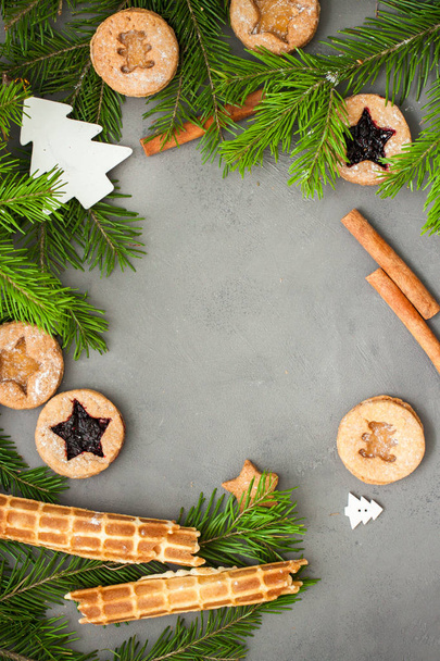 灰色のコンクリート背景クリスマス ツリーに上ジンジャー自家製クッキーとイチゴのジャムします。コピー スペースを表示します。フラット横たわっていた、トップ ビュー。クリスマスのボーダー - バナー.  - 写真・画像