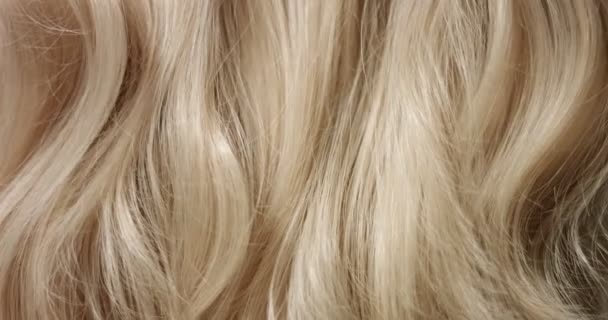 Βούρτσισμα μακριά ξανθά μαλλιά - Πλάνα, βίντεο