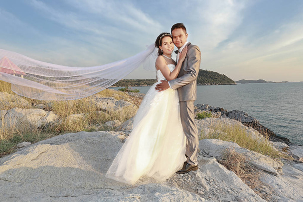 Asiático amor parejas en pre boda fotografía, Ubicación Sichang Island Atracciones en chonburi, Tailandia
. - Foto, imagen