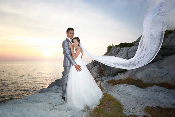 Азіатський любов пари в попередньо весільні фотографії, місцезнаходження Sichang визначних пам'яток острова в Чонбурі, Таїланд. - Фото, зображення