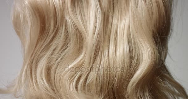 Combing long blond hair - Footage, Video