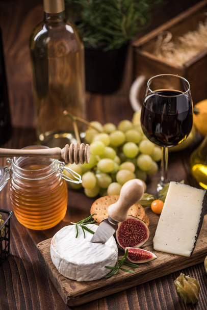 Cheese board with crackers,fig and grapes - Fotografie, Obrázek