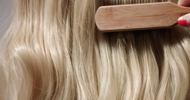 Escovar longos cabelos loiros
 - Filmagem, Vídeo