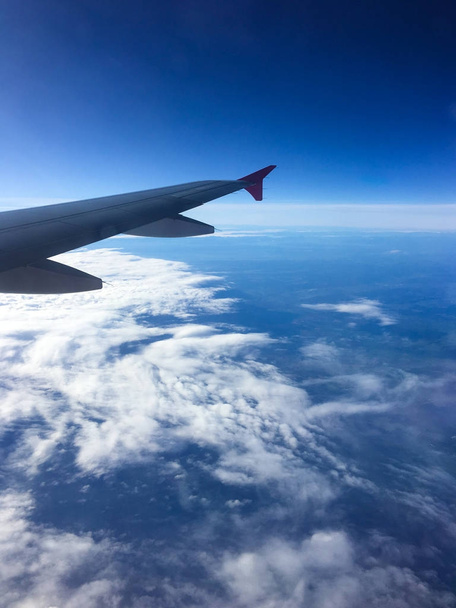 Exibir a janela de um avião com asa direita
 - Foto, Imagem