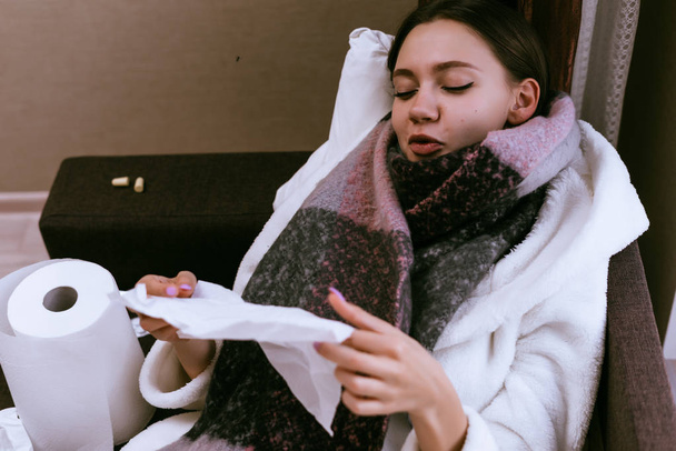 mladá dívka onemocněla hafan v zimě před novým rokem, kýchá, horečka, teplý jizvu kolem krku - Fotografie, Obrázek