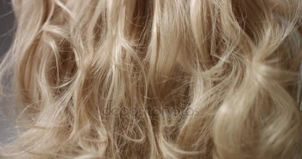 Haarspray auf blondes Haar auftragen - Filmmaterial, Video