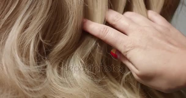 Πυροβολισμό μακρο γυναικείο χέρι αγγίζει τα μαλλιά - Πλάνα, βίντεο