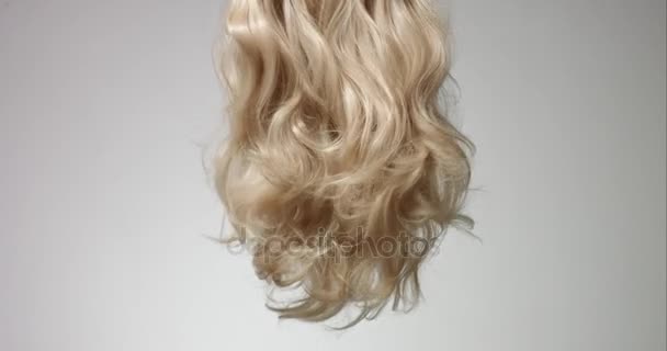 Remegés womans szőke haj - Felvétel, videó