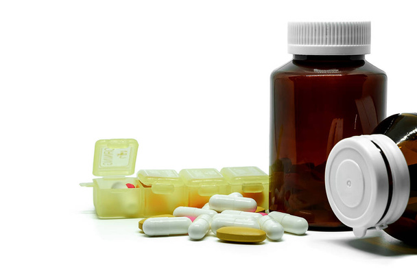 Pillole medicinali, vitamine, bottiglie e scatola su sfondo bianco con spazio per la copia, assistenza sanitaria e concetto medico
 - Foto, immagini