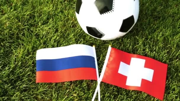 Fussball und Fahnen von Russland und der Schweiz. Fußball, Ball auf dem Rasen, WM. - Filmmaterial, Video