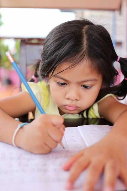 アジア子供の女の子教育及び学習のコンセプトで本鉛筆書き込み文字を使用します。. - 写真・画像