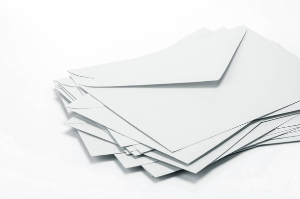 close up Empilhamento de envelopes e papel carta de correio em branco b
 - Foto, Imagem