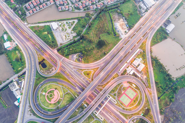 Vue aérienne de la route d'intersection de l'autoroute urbal avec fond d'exercice vert dans la lumière du matin
 - Photo, image