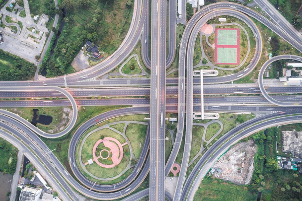 Vista aérea de la carretera urbal carretera de intersección con fondo de ejercicio verde en la luz de la mañana
 - Foto, Imagen