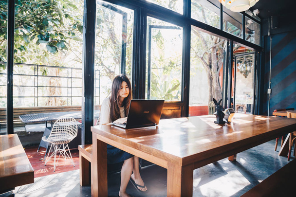 Asiatische Geschäftsfrauen nutzen Laptop-Computer für Internet-Suchmaschine im Café - Foto, Bild