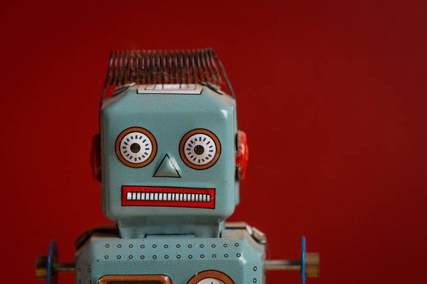 Plechová hračka robot červené pozadí - Fotografie, Obrázek