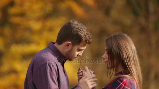 Um casal amoroso caminha no outono no parque. Uma história de amor num dia ensolarado de Outono. lago e franja
 . - Filmagem, Vídeo
