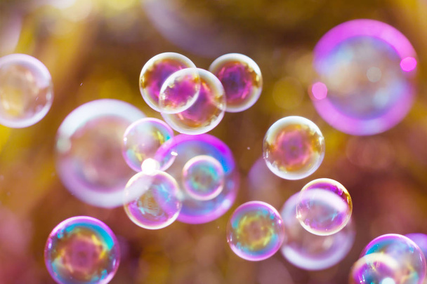 Мечтательный абстрактный фон из мыльного пузыря в воздухе с
  - Фото, изображение