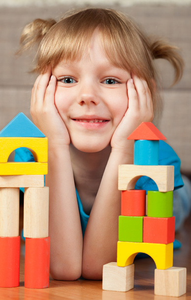 Child plays with toy blocks - Foto, Imagem