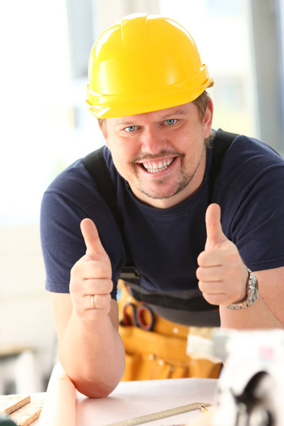 Lächelnder Arbeiter mit gelbem Helm - Foto, Bild