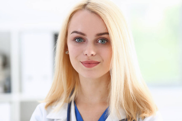 Όμορφη, χαμογελαστή γυναίκα γιατρό στάση στο γραφείο - Φωτογραφία, εικόνα