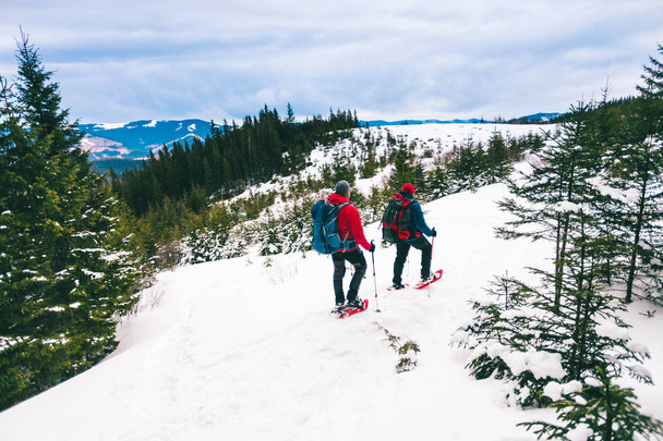 Δύο ορειβάτες το χειμώνα. - Φωτογραφία, εικόνα