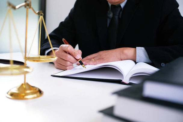 Asesoría legal presenta al cliente un contrato firmado con dio
 - Foto, imagen