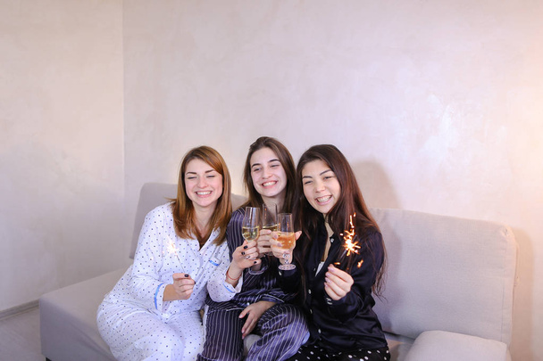 Cool přátelské kamarádky trávit čas a drby, oslavit h - Fotografie, Obrázek