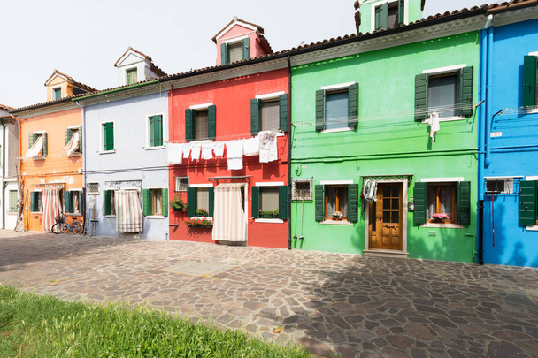 Πολύχρωμα σπίτια του νησιού Burano / μικρό χωριό κοντά στη Βενετία - Φωτογραφία, εικόνα