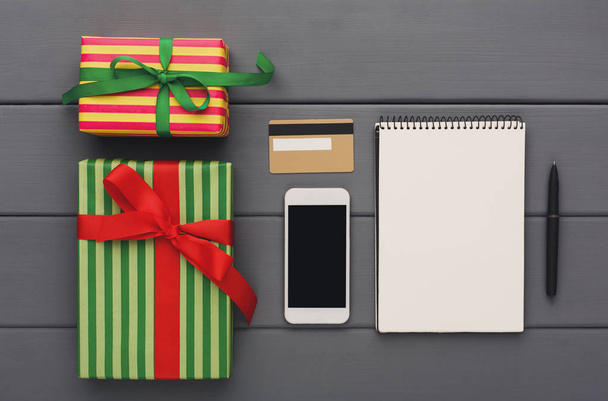 Preparazione di regali per Natale, shopping online, sfondo in legno, vista dall'alto
. - Foto, immagini