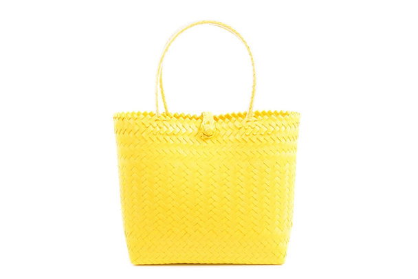 Gelbe Tasche aus Weidenkorb, isoliert auf weißem Hintergrund - Foto, Bild