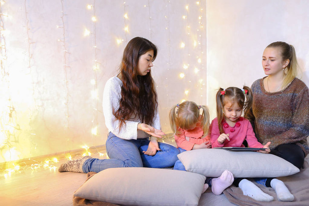 Vanhemmat naiset ja vauva tytöt neljä kommunikoida ja kiireinen oma af
 - Valokuva, kuva