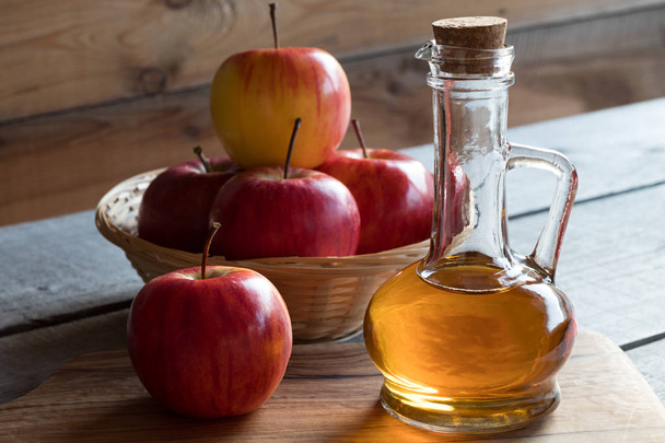 Une bouteille de vinaigre de cidre de pomme aux pommes
 - Photo, image