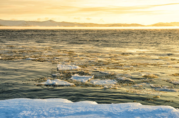 Jäälautat kelluvat sumuveden päällä Baikaljärvellä. Auringonlasku
 - Valokuva, kuva