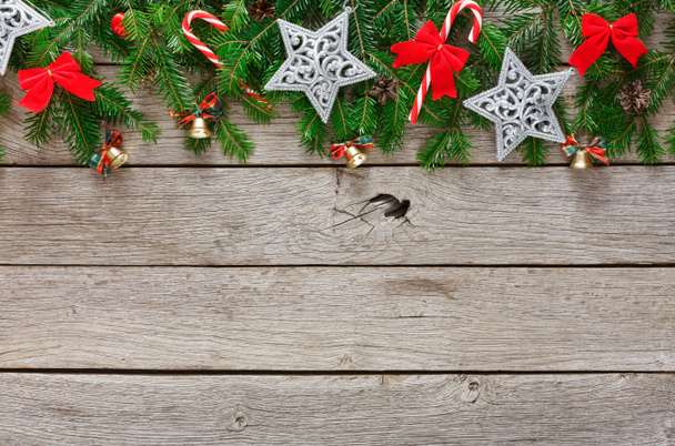 Kerst decoratie, ornamenten en garland frame achtergrond - Foto, afbeelding