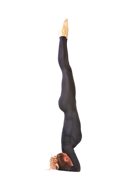 bela mulher flexível fazendo poses de ioga no branco
  - Foto, Imagem