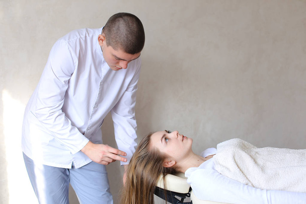 Красивий хлопець масажист робить масаж голови для дівчини кліше
 - Фото, зображення