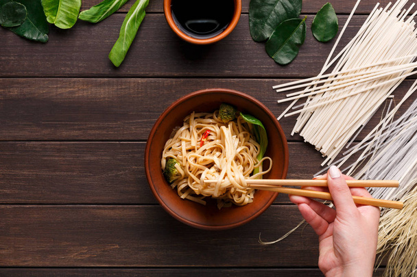 Μπολ με noodles ρυζιού με το souce σόγιας σε ξύλο - Φωτογραφία, εικόνα