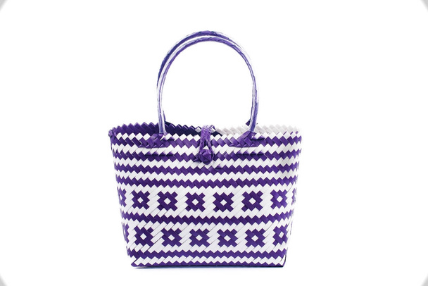 violeta e branco fechar a sacola da mulher de vime, isolado no fundo branco
 - Foto, Imagem